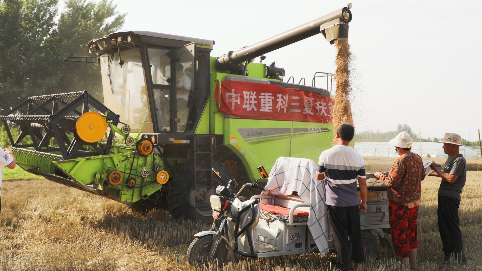 三夏进行时丨中联重科爱心助农 高效抢收暖人心