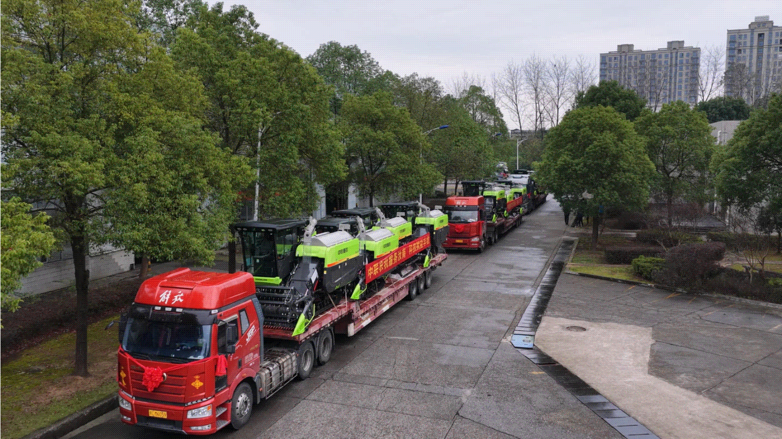水稻跨区“王牌”出征！中联重科PL80履带式收割机获“天中麦客”高度认可