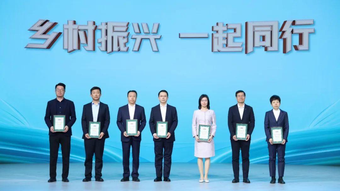 典型案例！中联重科国产最大喂入量谷物收获机入选《CMG乡村振兴观察报告（2023-2024）》