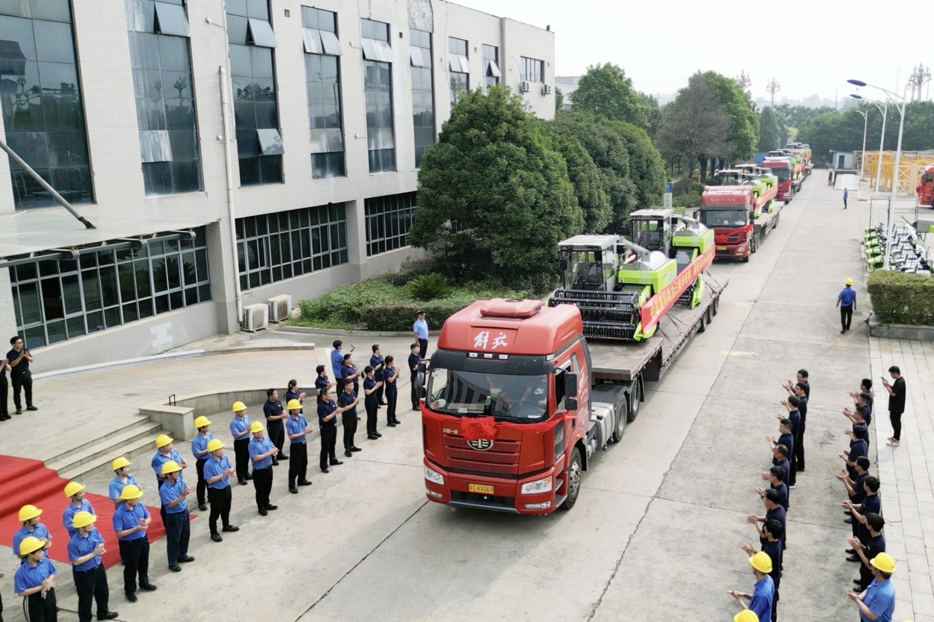 批量出发！中联重科“谷王”PL70履带式收割机驰援水稻秋收